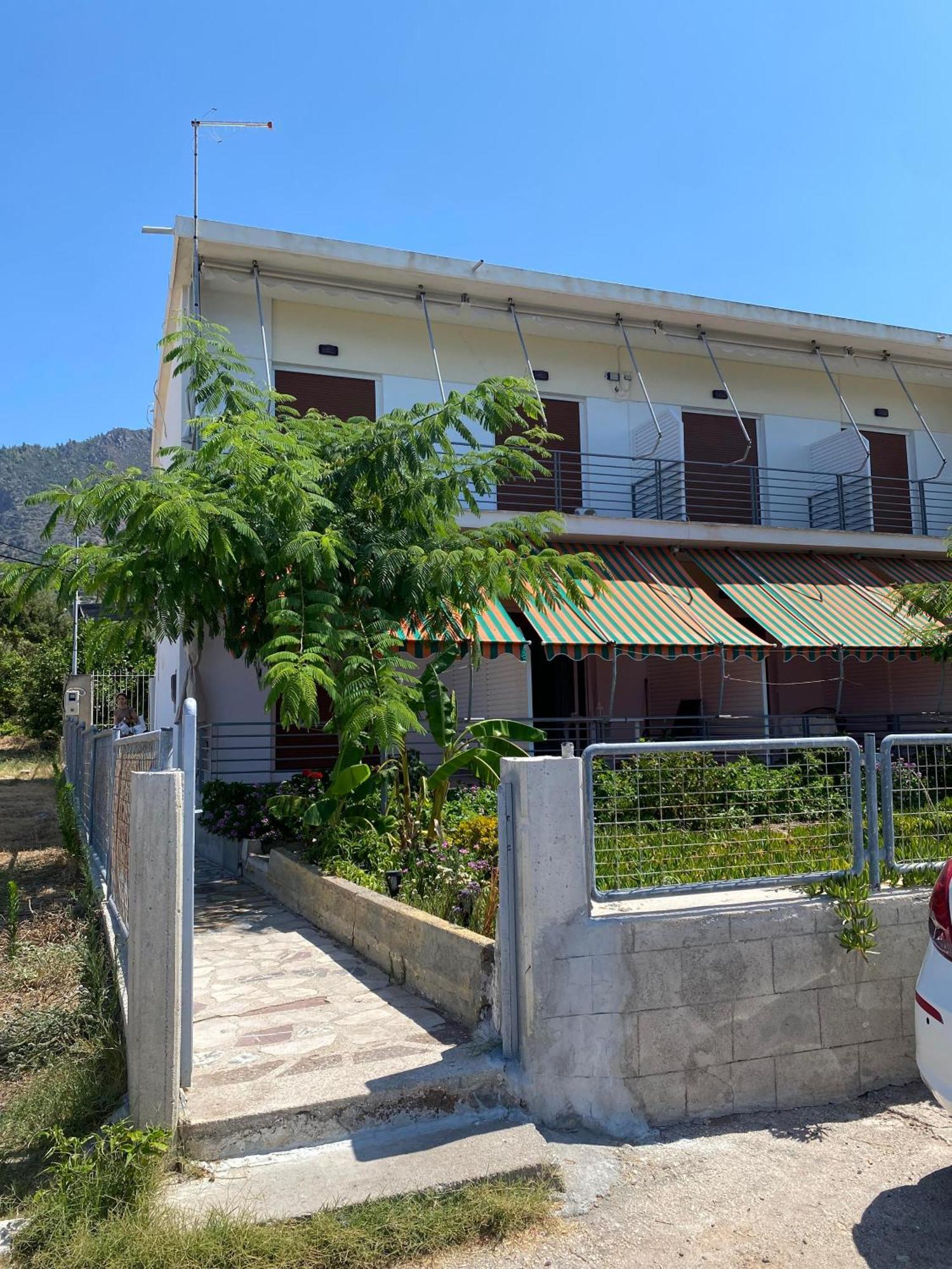 Rania'S House Apartment Methana Luaran gambar